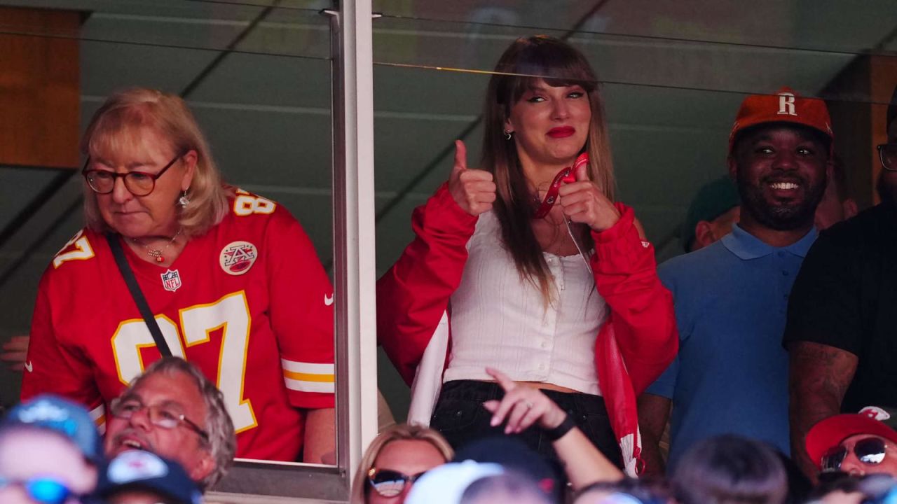 CNNE 1457116 - taylor swift estuvo en el estadio arrowhead para ver a los chiefs