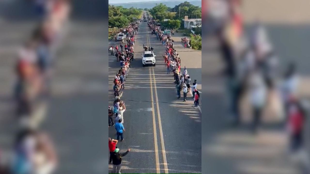 CNNE 1457344 - videos muestran caravana de hombres armados no identificados en chiapas
