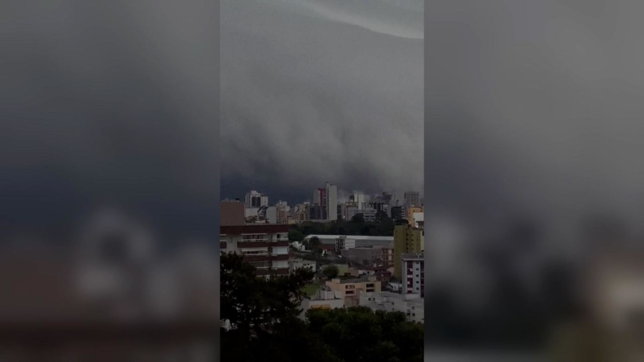 CNNE 1457416 - enormes nubes cubren una ciudad en brasil