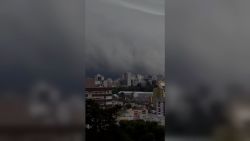 CNNE 1457416 - enormes nubes cubren una ciudad en brasil