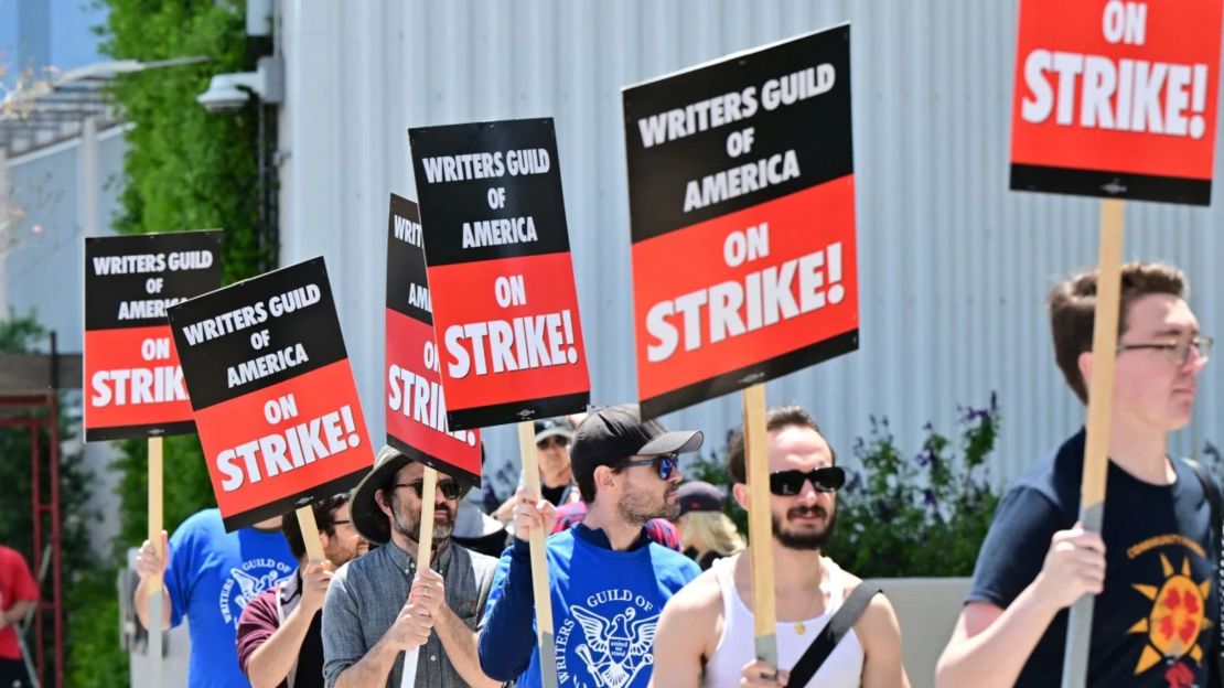 Grupo de escritores frente a las oficinas de Netflix el 2 de mayo.