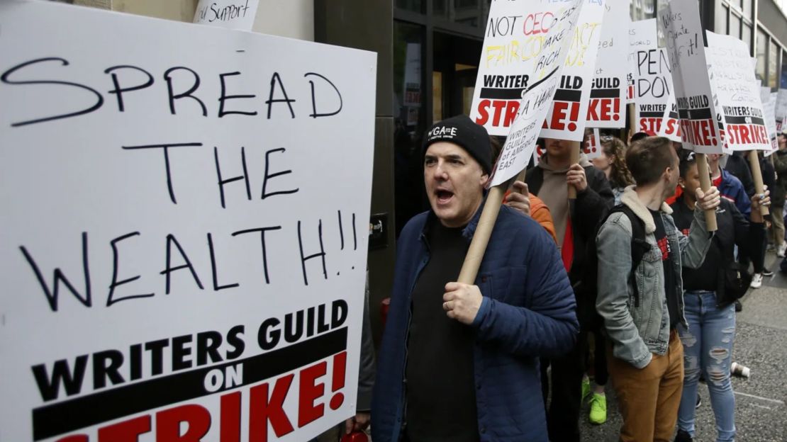 Los manifestantes llevan carteles durante la huelga del WGA en la ciudad de Nueva York en mayo.