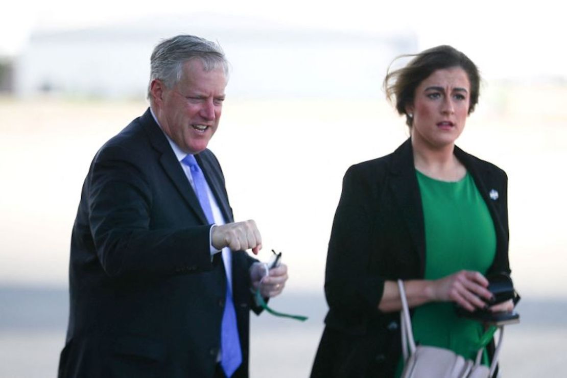 El secretario general de la Casa Blanca, Mark Meadows (izquierda), camina con la asesora principal Cassidy Hutchinson antes de un mitin de campaña en Carolina del Norte el 22 de octubre de 2020.