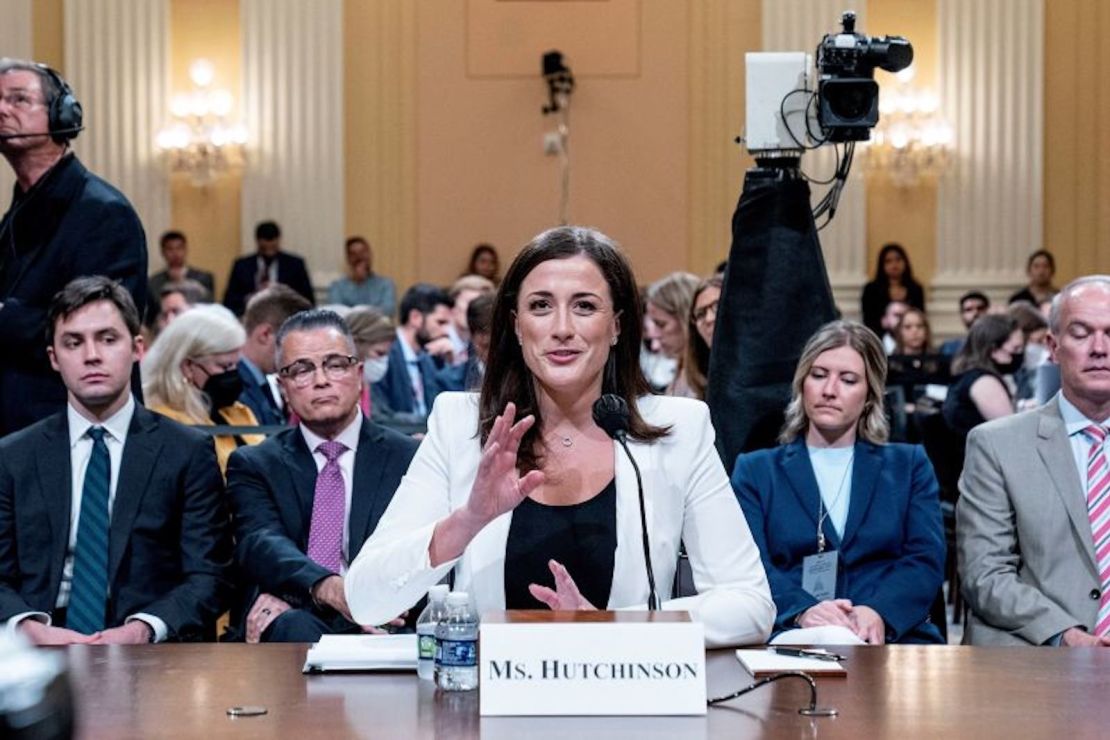 Cassidy Hutchinson testifica durante una audiencia pública de la Comisión del 6 de enero, el 28 de junio de 2022.