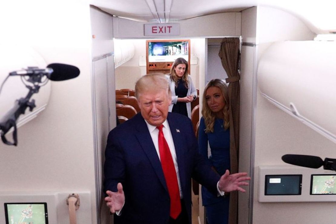 Cassidy Hutchinson y la secretaria de prensa Kayleigh McEnany observan al presidente Trump mientras habla a bordo del Air Force One tras un acto de campaña en Wisconsin