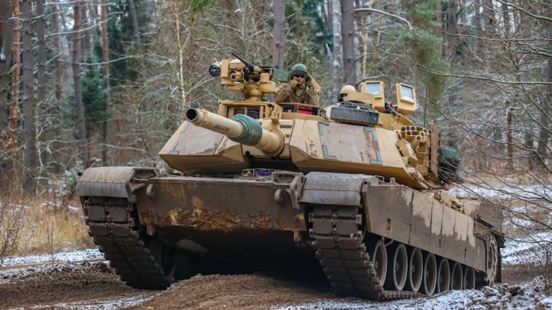 Un tanque M1A1 Abrams durante un ejercicio de entrenamiento en Bemowo Piskie, Polonia, 25 de noviembre de 2022.