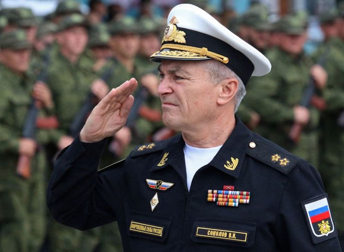 Comandante de la flota rusa del Mar Negro, vicealmirante Viktor Sokolov durante una ceremonia de despedida en Sebastopol, Crimea, el 27 de septiembre de 2022.