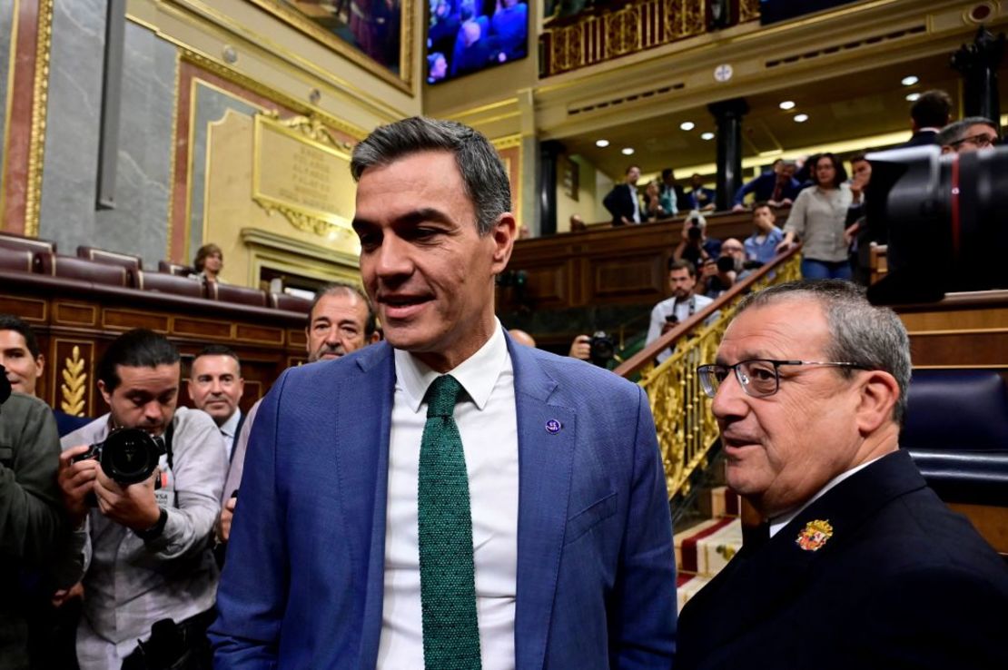 El presidente del Gobierno español, Pedro Sánchez, llega a una sesión de debate frente al Congreso de los Diputados, en Madrid, el 26 de septiembre de 2023, en vísperas de su votación de investidura.