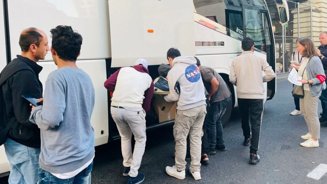 Personas sin hogar cargan sus pertenencias en uno de los autobuses de París. Crédito: Dalal Mawad/CNN