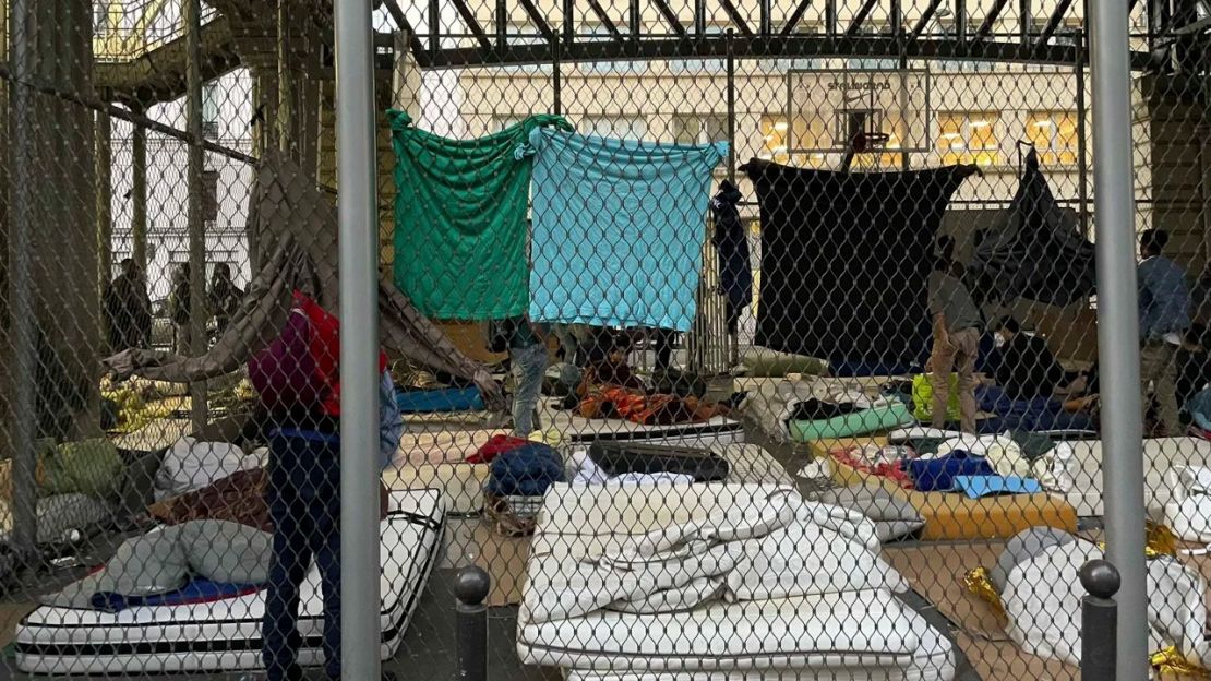 Personas sin hogar duermen en viejos colchones y cartones bajo la estación de metro de Stalingrado, en el noreste de París. Crédito: Dalal Mawad/CNN