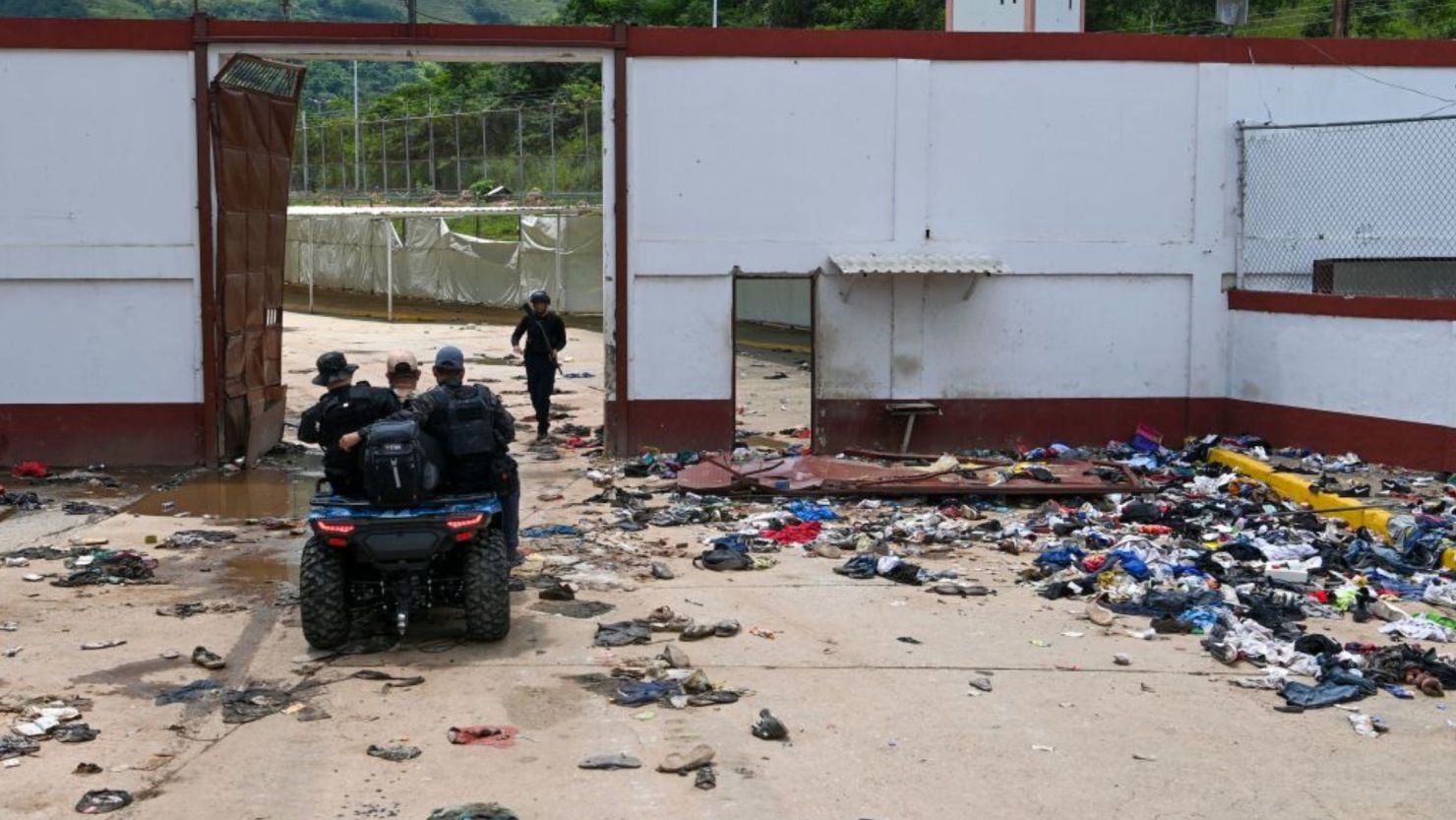  de la Policía Nacional Bolivariana patrullan en un cuatriciclo en la prisión de Tocorón, en Tocorón, estado Aragua, Venezuela, el 23 de septiembre de 2023.
