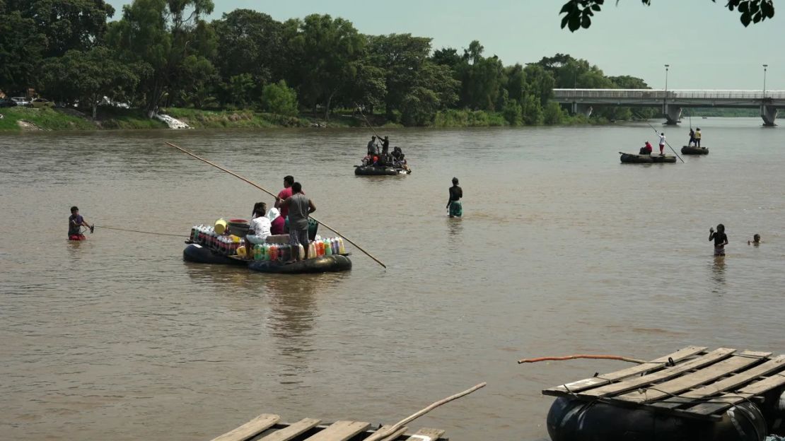 Migrantes cruzan el río Suchiate entre Guatemala y México en balsas improvisadas. Crédito: David von Blohn/CNN