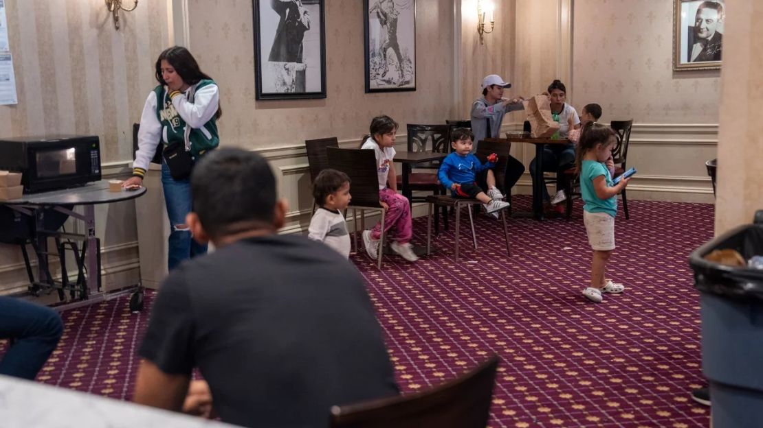 Unos niños juegan y comen bajo las imágenes del presidente Theodore Roosevelt, que da nombre al hotel, y del director de orquesta Guy Lombardo, el 20 de septiembre de 2023. Crédito: Evelio Contreras/CNN