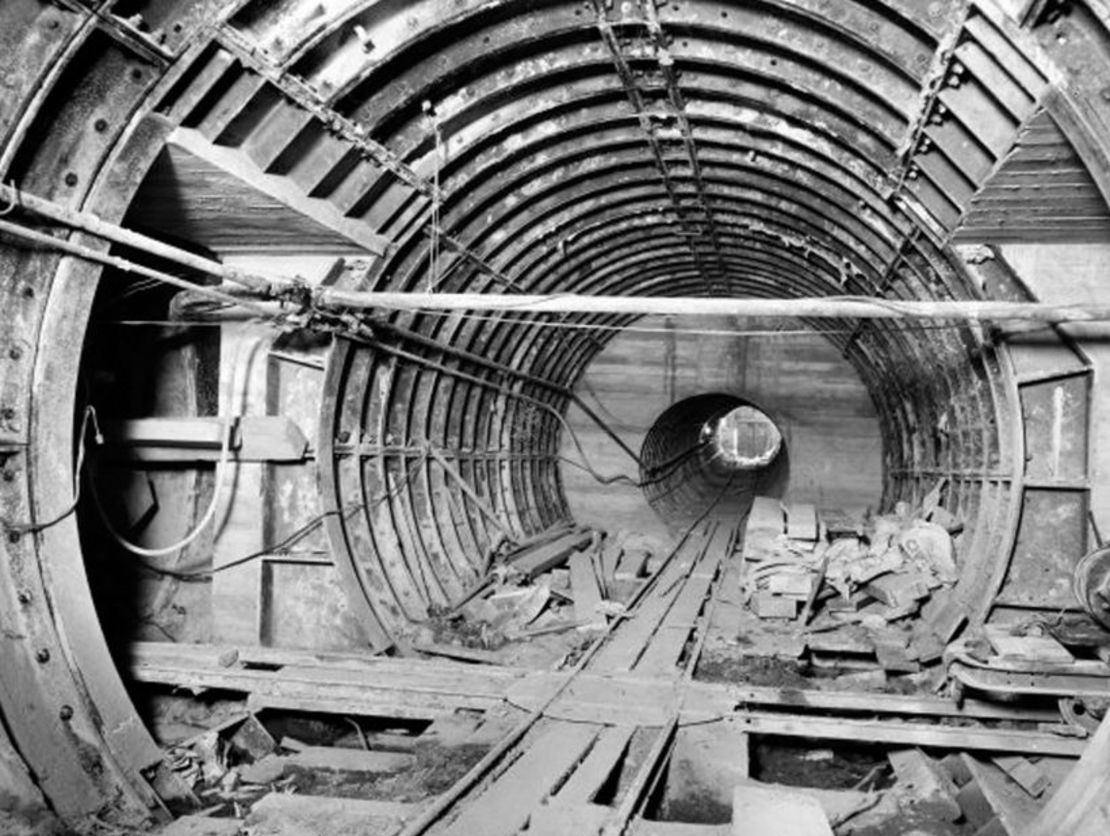 Túneles Kingsway Exchange: los Kingsway Exchange Tunnels, fotografiados aquí en 1952, son una serie de túneles de kilómetro y medio de longitud situados bajo la estación de metro de Chancery Lane.Crédito: BT Media Image Library/Getty Images/Cortesía de The London Tunnels