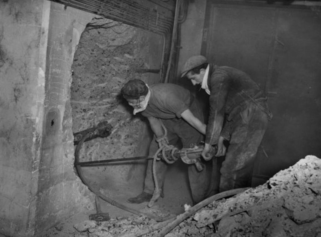 Refugio de la Segunda Guerra Mundial: Esta foto muestra los túneles en construcción a principios de la década de 1940 como refugio para los londinenses durante el apogeo de la campaña de bombardeos aéreos de Alemania contra Gran Bretaña.Crédito: BT Media Image Library/Getty Images/Cortesía The London Tunnels