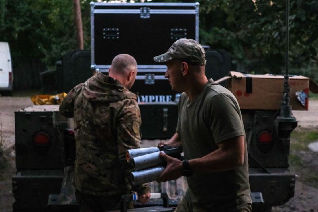 Soldados ucranianos cargan drones y munición en la parte trasera de un Humvee donado por EEUU antes de un asalto nocturno.