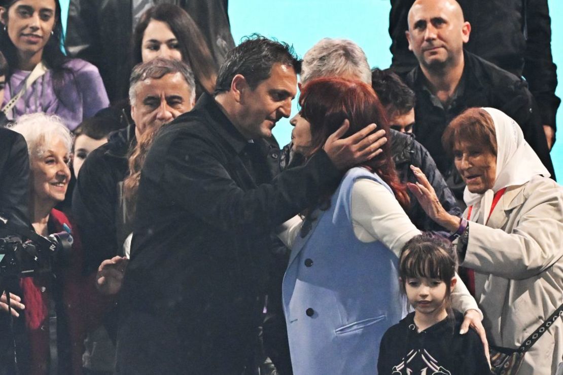 La vicepresidenta argentina, Cristina Fernández de Kirchner (d), saluda al ministro de Economía, Sergio Massa (i), en la Plaza de Mayo durante un acto en conmemoración del 20 aniversario de la toma de posesión de Néstor Kirchner y el 213 aniversario de la Revolución de Mayo en Buenos Aires, el 25 de mayo de 2023.