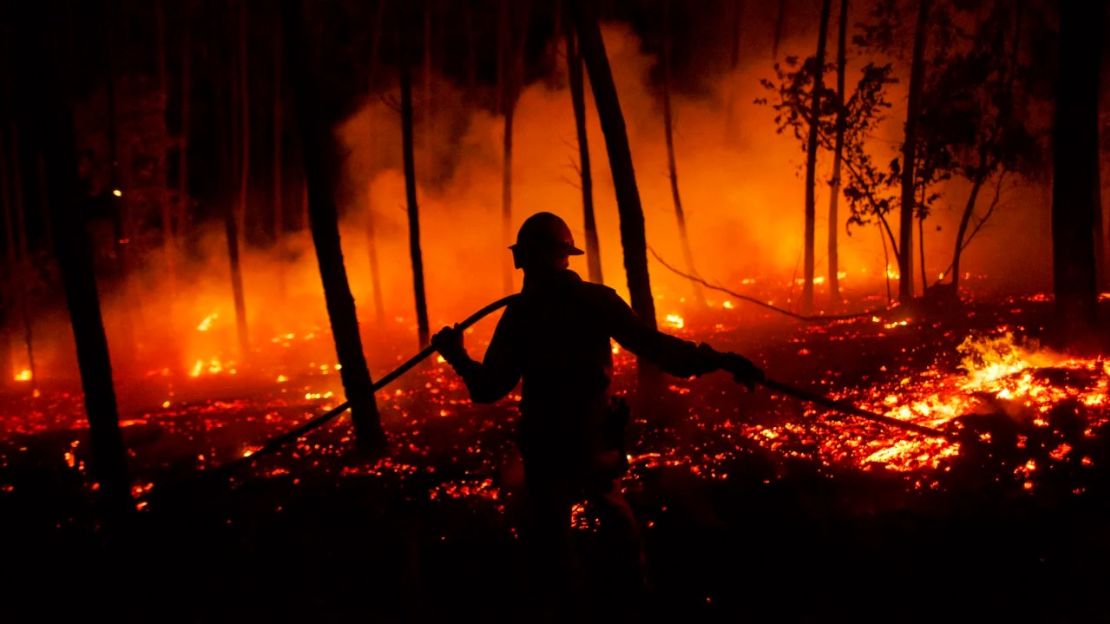 Un bombero lucha contra el fuego después de que los incendios forestales se cobraran decenas de vidas el 19 de junio de 2017 cerca de Pedrogao Grande, en el distrito de Leiria, Portugal.