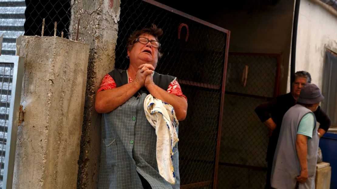 Una mujer reacciona ante las llamas que se acercan a su casa después de que un incendio forestal se cobrara decenas de vidas el 19 de junio de 2017 en un pueblo cerca de Pedrogao Grande, en el distrito de Leiria, Portugal.