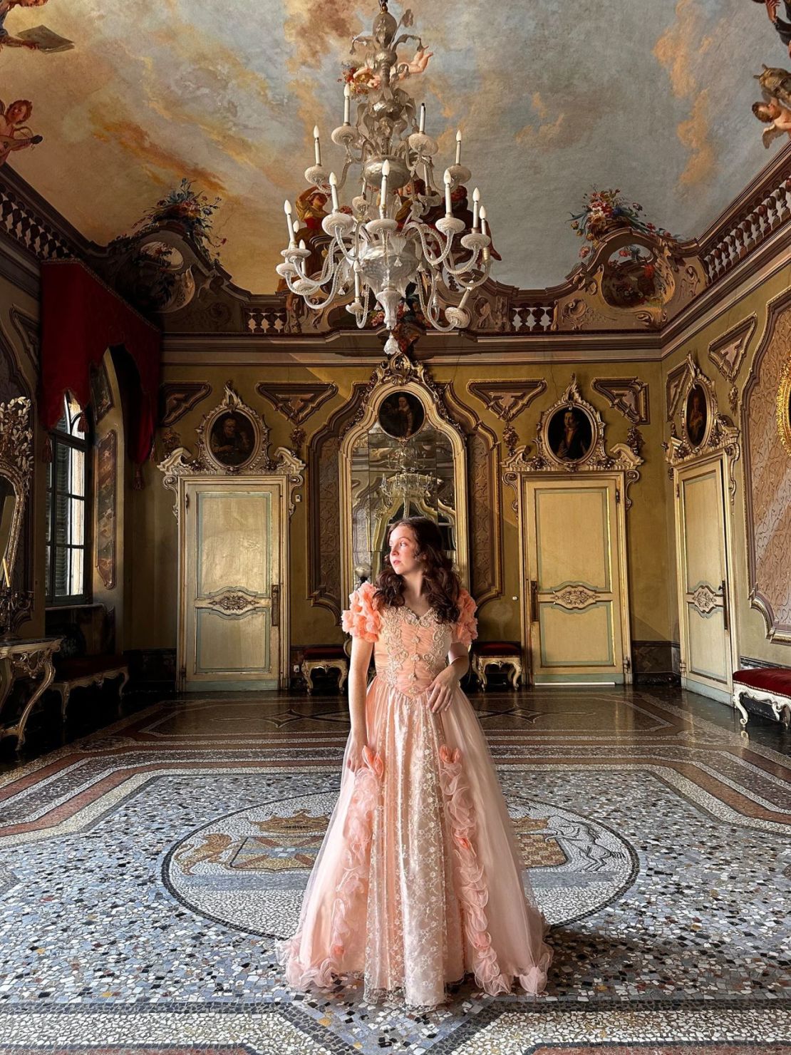 Ludovica Sannzzaro Natta empezó a publicar videos en las redes sociales sobre su vida en el castillo. En los videos suele llevar vestidos de gala inspirados en "Bridgerton". Crédito: Ludovica Uberta Sannazzaro Natta