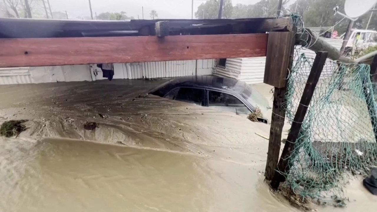 CNNE 1458603 - sudafrica- inundaciones parten en dos una carretera