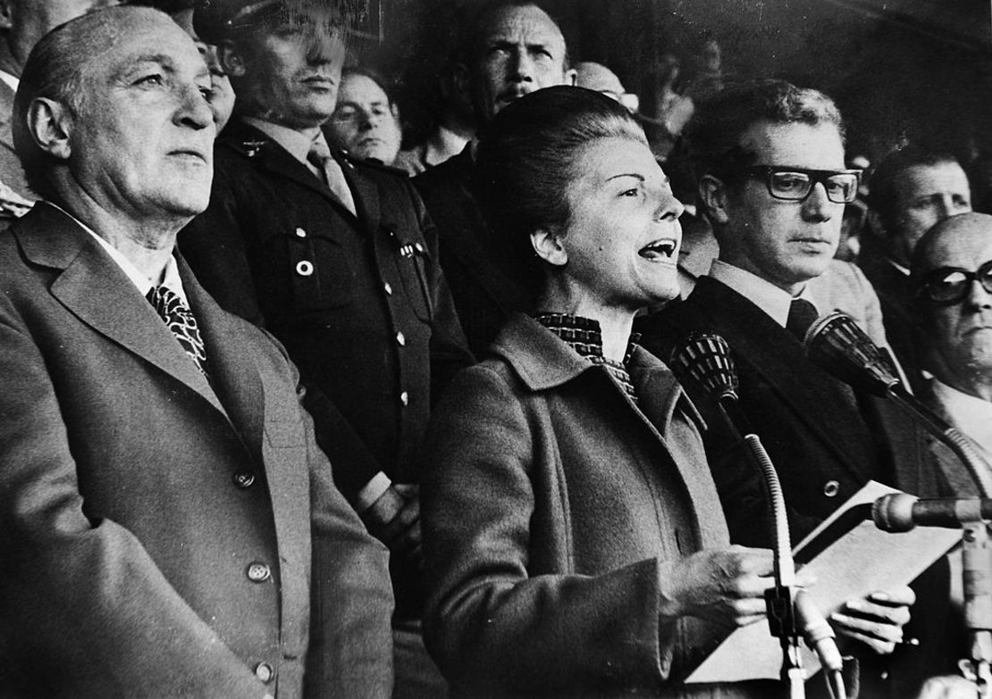 Foto de archivo de 1975 de la presidenta argentina Maria Estela Martinez de Perón durante un acto en Buenos Aires