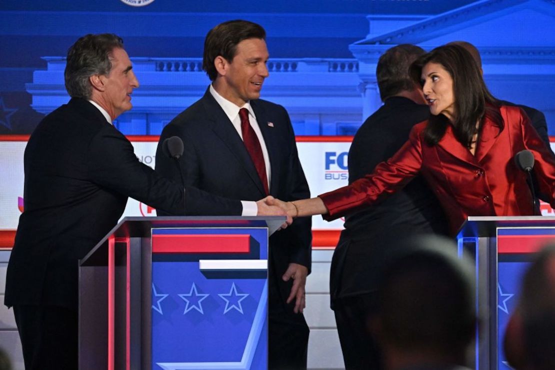 El gobernador de Florida, Ron DeSantis, mira mientras la exgobernadora de Carolina del Sur y embajadora ante la ONU, Nikki Haley, estrecha la mano del gobernador de Dakota del Norte, Doug Burgum, tras el segundo debate de las primarias presidenciales republicanas en la Biblioteca Presidencial Ronald Reagan en Simi Valley, California, el 27 de septiembre de 2023.