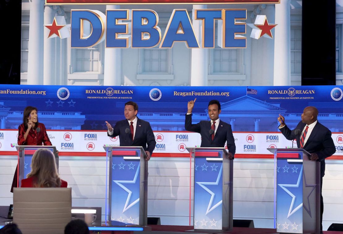 Siete aspirantes presidenciales se enfrentaron en el segundo debate de las primarias republicanas mientras el expresidente de Estados Unidos Donald Trump, que actualmente se enfrenta a acusaciones en cuatro lugares, declinó de nuevo participar.