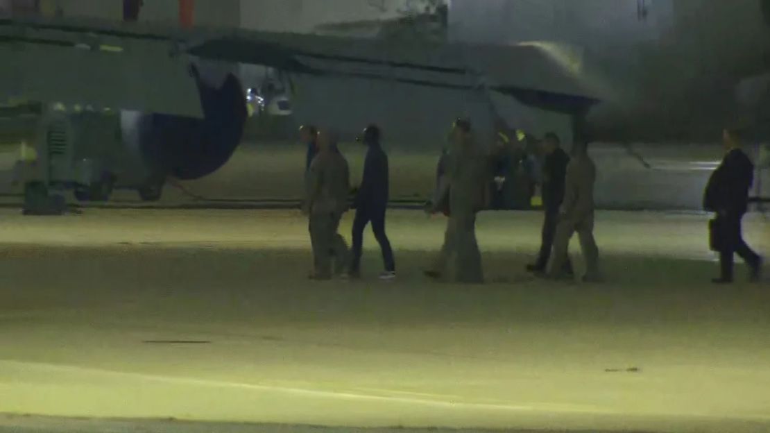 Una captura de pantalla de un video muestra a un individuo que parece ser Travis King, tercero desde la derecha, desembarcando después de aterrizar en Kelly Field cerca de San Antonio el 28 de septiembre de 2023.