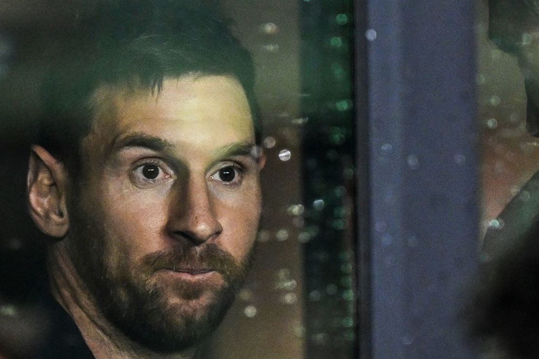 Lionel Messi mira desde la sala antes del partido de fútbol de la final de la US Open Cup 2023 entre el Inter Miami CF y el Houston Dynamo FC en el DRV PNK Stadium de Fort Lauderdale, Florida, el 27 de septiembre de 2023.