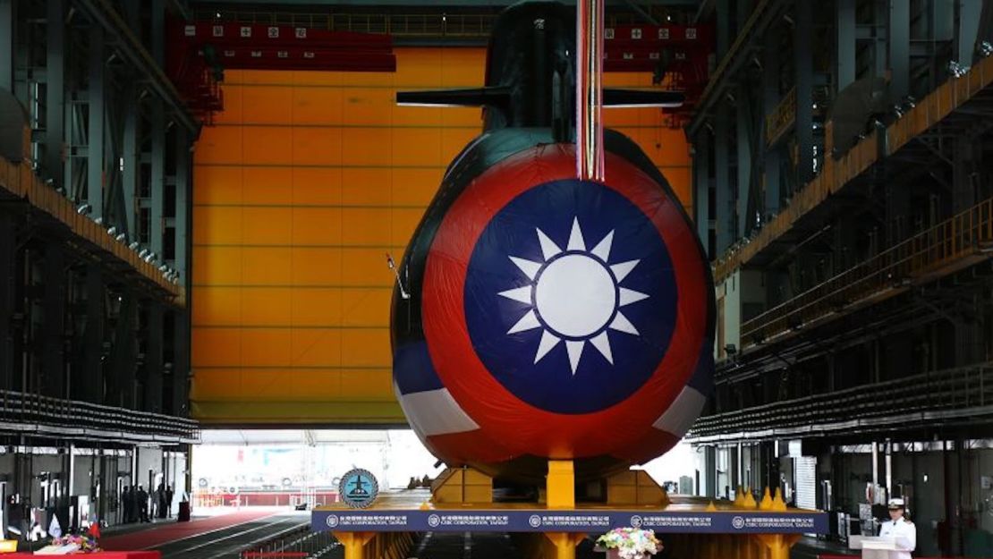 Taiwán presentó su primer submarino construido en el país, el 'Narwhal', en un astillero de Kaohsiung.