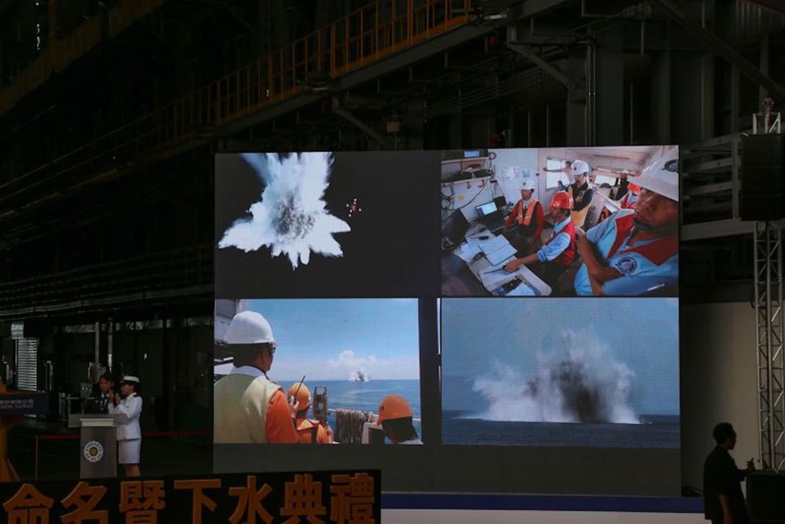 Un vídeo que muestra la construcción y las pruebas del submarino se muestra durante la ceremonia de lanzamiento en Kaohsiung el 28 de septiembre.