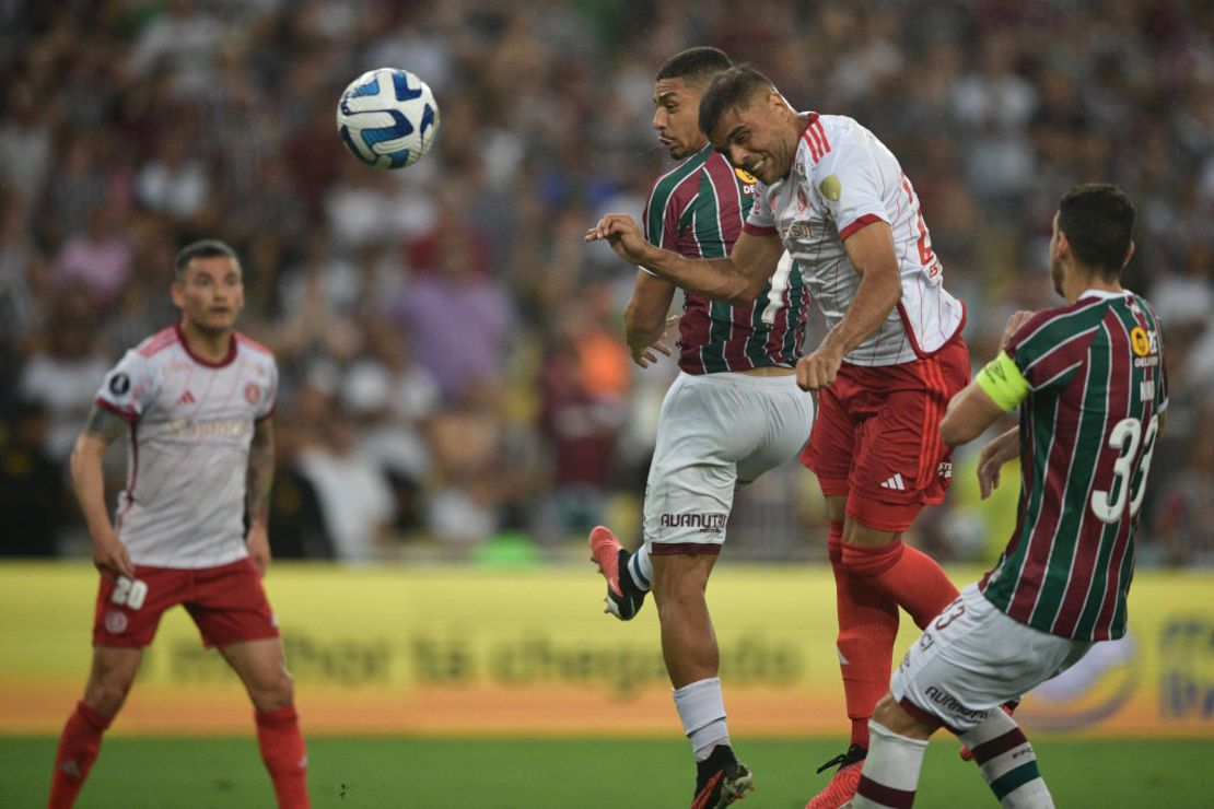 El defensa argentino del Internacional Gabriel Mercado (2do-R) marca un gol que luego fue anulado por el VAR (Video Assistant Referee) durante el partido de fútbol de ida de semifinales de la Copa Libertadores de Brasil entre el Fluminense y el Internacional, en el estadio Maracaná.