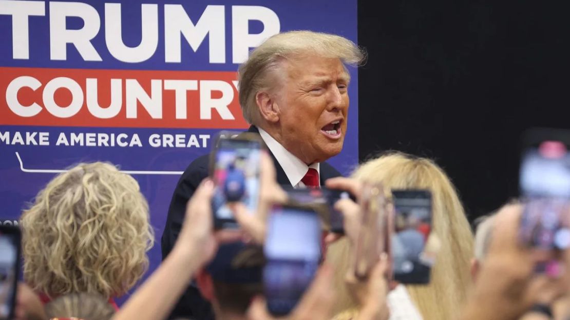 El expresidente Donald Trump, favorito para las elecciones presidenciales republicanas de 2024, saluda a sus seguidores en junio en Grimes, Iowa. Crédito: Scott Olson/Getty Images/Archivo