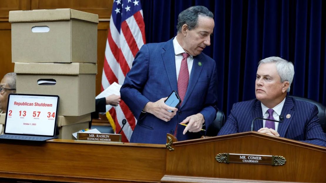 El representante Jamie Raskin y el presidente de Supervisión James Comer hablan en el Capitolio en Washington, este jueves. Crédito: Jonathan Ernst/Reuters