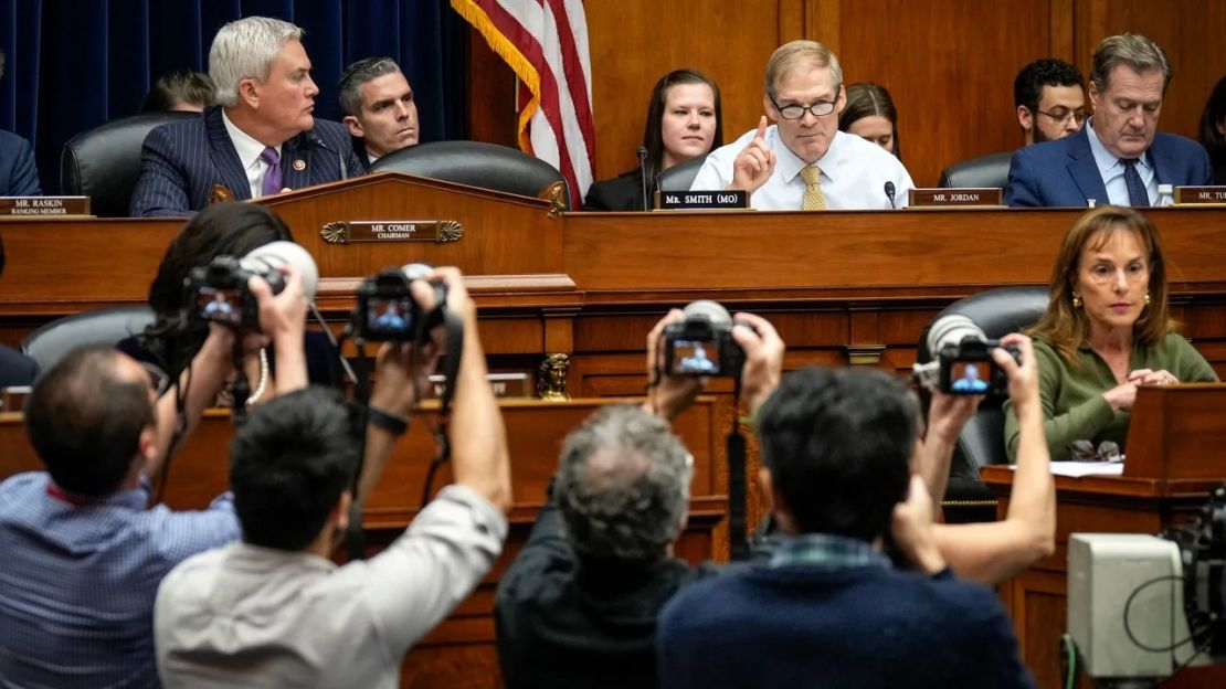 El representante Jim Jordan pronuncia un discurso durante la audiencia de la Comisión de Supervisión de la Cámara de Representantes en el Capitolio el 28 de septiembre de 2023 en Washington. Crédito: Drew Angerer/Getty Images