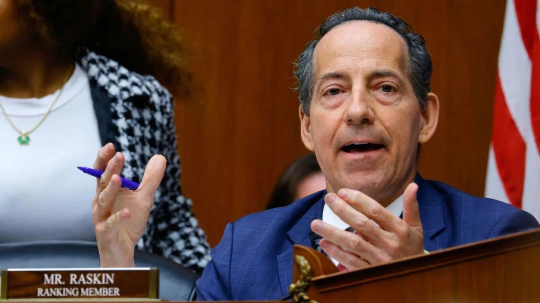 El miembro demócrata de mayor rango de la Comisión de Supervisión de la Cámara de Representantes, Jamie Raskin, habla en el Capitolio en Washington, el 28 de septiembre de 2023. Crédito: Jim Bourg/Reuters