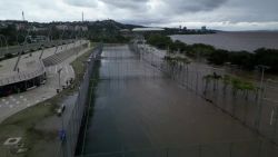 CNNE 1463688 - asi quedo de inundada una cancha de futbol en brasil