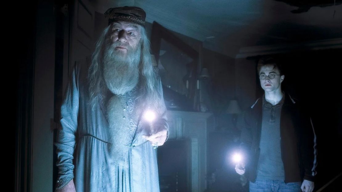 Michael Gambon y Daniel Radcliffe en "Harry Potter y el misterio del príncipe". Warner Bros./Alamy Stock Photo