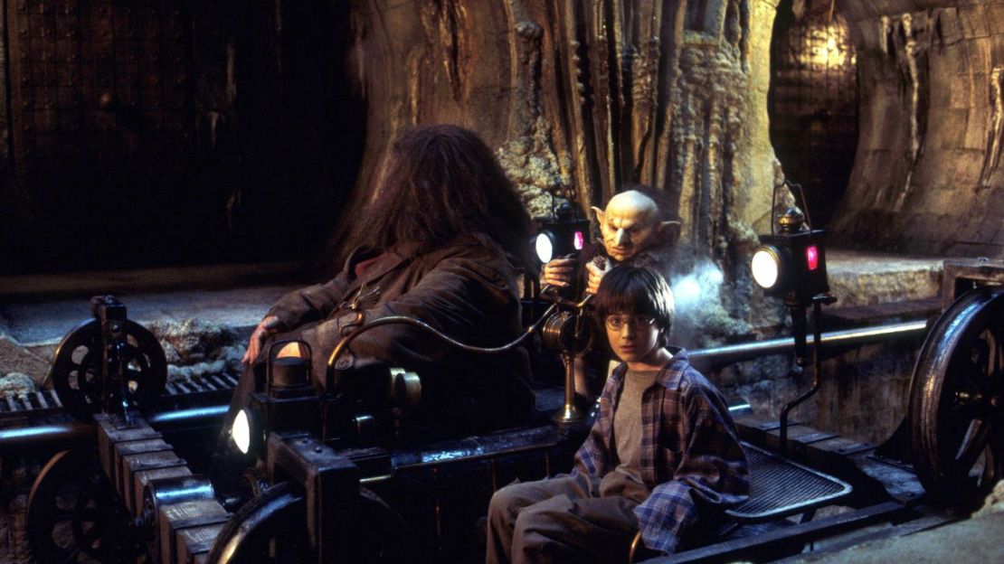 Robbie Coltrane, Verne Troyer y Daniel Radcliffe en "Harry Potter y la piedra filosofal".