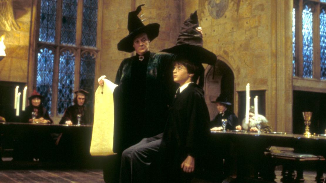 Maggie Smith y Daniel Radcliffe en "Harry Potter y la piedra filosofal". Leslie Phillips puso voz al Sombrero Seleccionador.