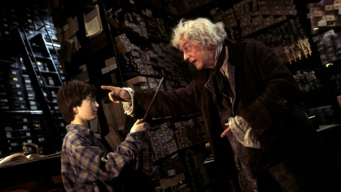 Daniel Radcliffe y John Hurt en "Harry Potter y la piedra filosofal".