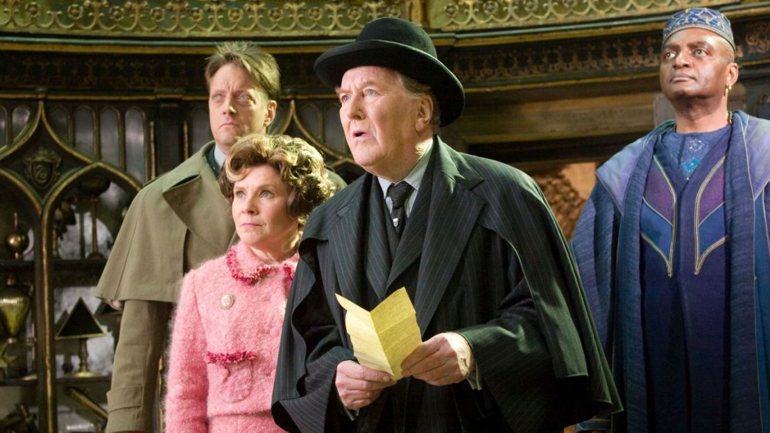 Imelda Staunton como Dolores Umbridge, Robert Hardy como Cornelius Fudge y George Harris como Kingsley Shacklebolt en "Harry Potter y la orden del fénix".