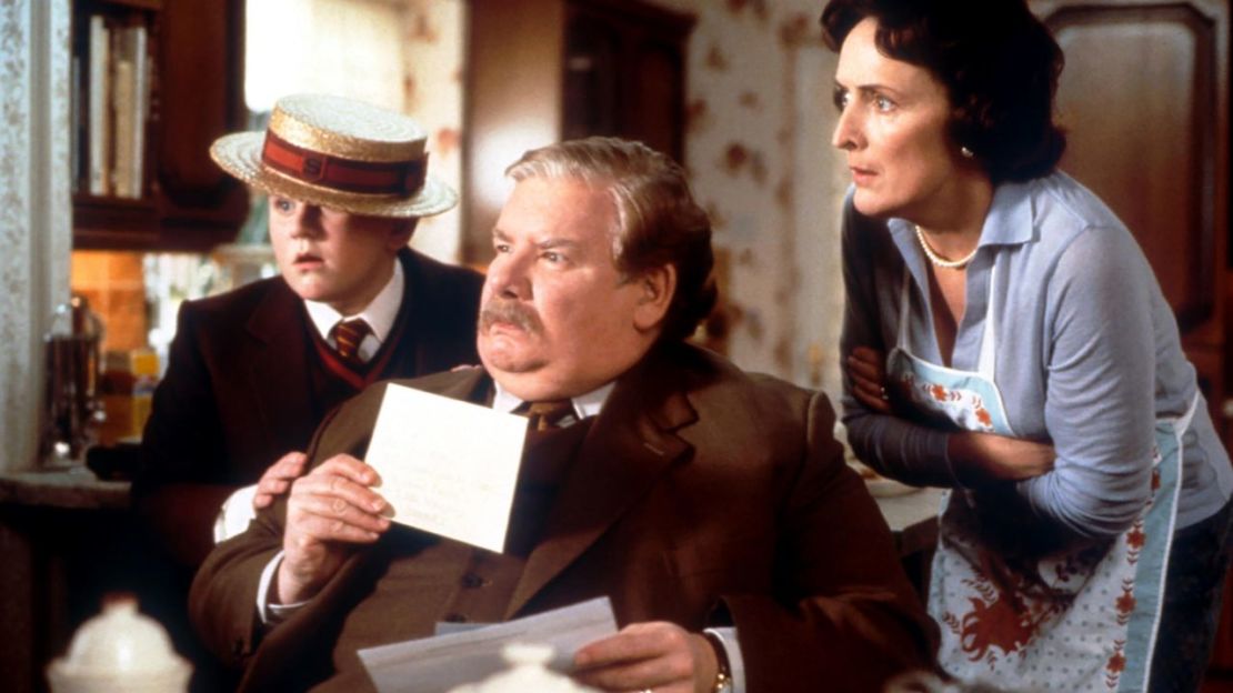 Harry Melling como Dudley Dursley, Richard Griffiths como Vernon Dursley y Fiona Shaw como Petunia Dursley en "Harry Potter y la piedra filosofal".