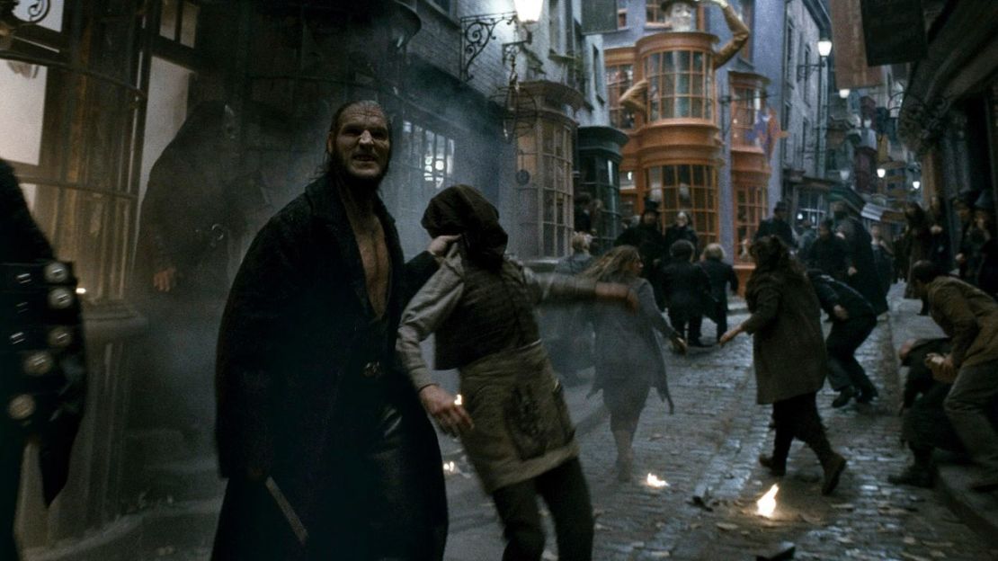 Dave Legeno como Fenrir Greyback en "Harry Potter y el misterio del príncipe".