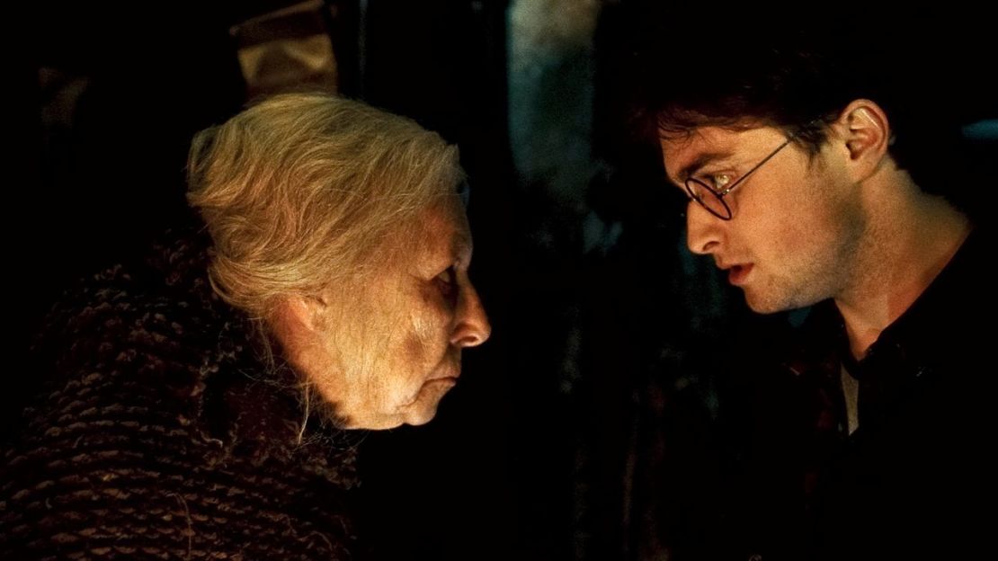 Hazel Douglas como Bathilda Bagshot y Daniel Radcliffe como Harry Potter en "Harry Potter y las reliquias de la muerte: parte 1".