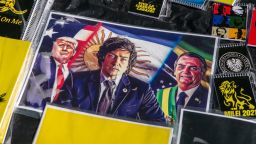 Carteles con las imágenes de Donald Trump (EE.UU.), Jair Bolsonaro (Brasil) y Javier Milei, candidato adjunto de La Libertad Avanza, se exhiben entre la mercancía del partido político ofrecida a la venta durante un evento de cierre de campaña. en el Parque Lezama el 6 de noviembre de 2021 en Buenos Aires, Argentina.