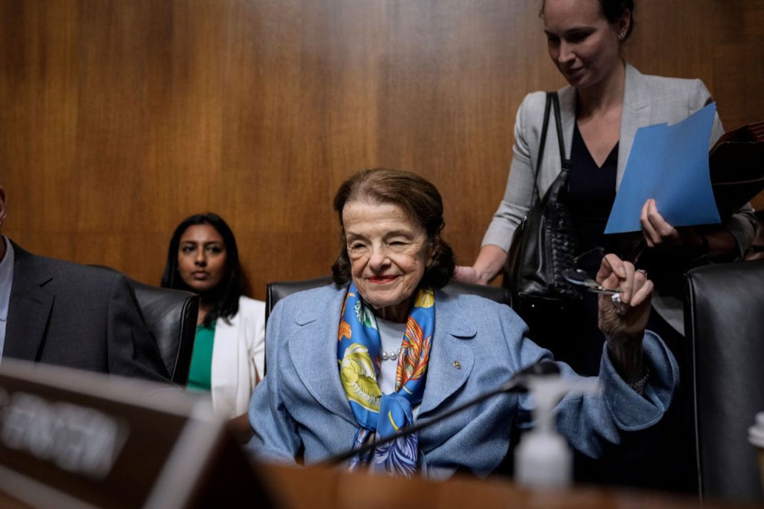 La senadora Dianne Feinstein (D-CA) llega a una audiencia del Comité Judicial del Senado sobre nominaciones judiciales en el Capitolio el 6 de septiembre de 2023 en Washington.