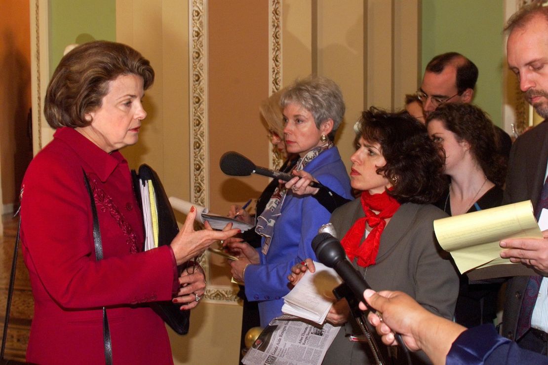 La senadora estadounidense Dianne Feinstein (D-CA) habla con los periodistas a las puertas del Senado de EE.UU. el 21 de enero de 1998, durante el sexto día del juicio político contra el presidente estadounidense Bill Clinton.