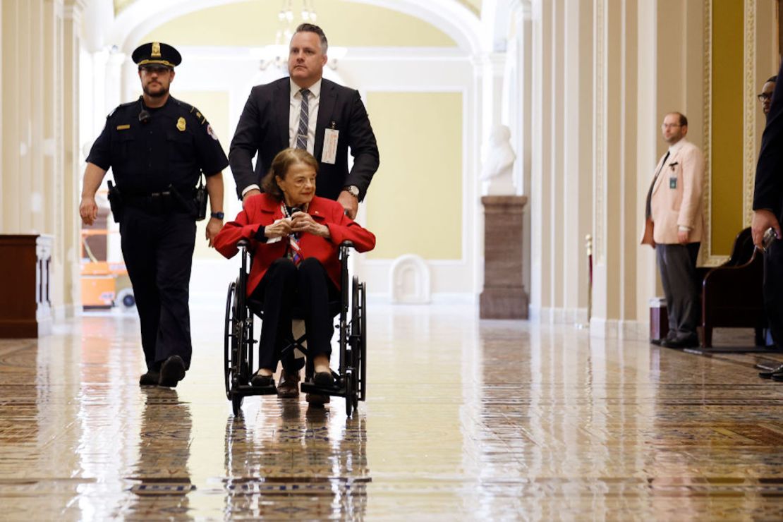 La senadora Dianne Feinstein (D-CA) es trasladada a la cámara del Senado para una votación en el Capitolio de EE.UU. el 01 de junio de 2023 en Washington.